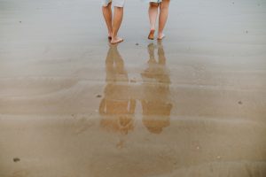 une séance photo en vendée un couple à la plage par ulrike photographe à tours
