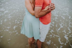 une séance photo en vendée un couple à la plage par ulrike photographe à tours