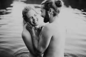 séance photos de couple dans l'eau ulrike photographe tours