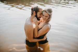 séance photos de couple dans l'eau ulrike photographe tours