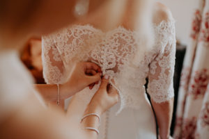 robe-dentelle-mariage-au-domaine-des-bidaudieres-vouvray-par-ulrike-photographe-mariage-tours