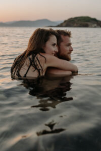 Seance-photo-couple-dans-l-eau-giens-mer-hyère-ulrike-photographe-alpes