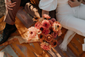 les-batisses-mariage-fleurs-francaise-ulrike-photographe-dordogne-bouquet-de-fleurs