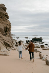 Couple complice face à l’océan sur la Côte Sauvage, par un photographe du Morbihan.