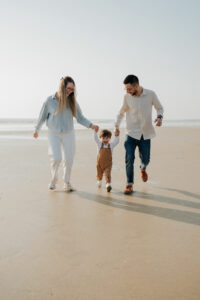 Instant tendre entre un père et son enfant sur une plage près de Vannes