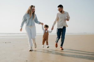 Portrait spontané d’une famille dans un cadre marin dans le Morbihan