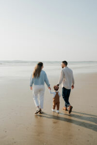 Lumière dorée sur une séance photo famille à marée basse à Plouharnel près de Vannes