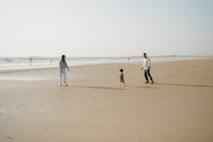 Photo d'une famille sur la plage au coucher du soleil à Plouharnel, réalisée par une photographe à Vannes