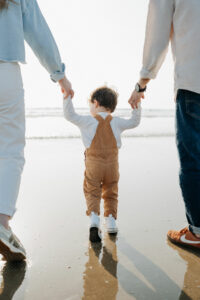 Moment de jeu naturel entre mère et enfant à Plouharnel