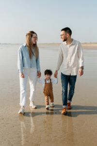 Instant de joie capté sur la plage, séance photo à Vannes