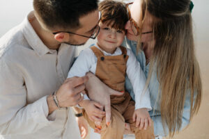 Famille posant naturellement sur la plage de la Guérite dans le Morbihan