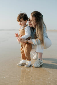 Paysage et portrait de famille à la plage au coucher du soleil