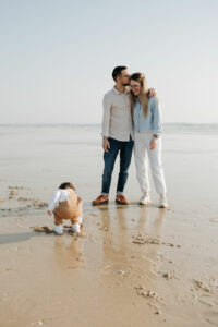 Enfant dans les bras de sa mère sur la plage, moment de tendresse capté
