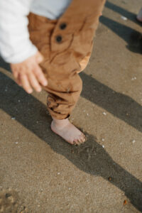 Famille profitant du retrait de la mer pour une séance photo en Morbihan