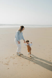 Moment complice entre parents et leur petit garçon sur une plage du Morbihan