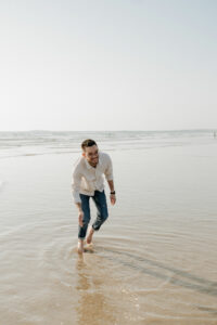 Famille profitant d’un moment paisible au bord de la mer