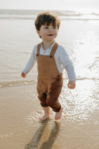Moment simple et joyeux d’une famille à Plouharnel