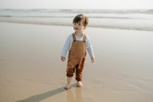 Famille photographiée sur une plage bretonne près de Vannes
