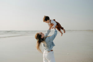 Famille jouant dans l’eau peu profonde à marée basse à Vannes