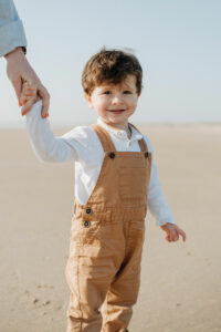 Soleil rasant sur une séance photo famille sur la côte morbihannaise
