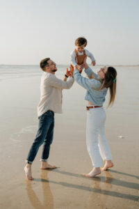 Câlin en famille dans la lumière du soir sur la plage en Morbihan