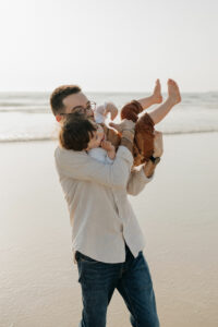 Photo douce entre mère et fils à la plage, lumière dorée à Vannes