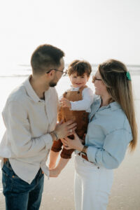 Mère embrassant son enfant dans la lumière dorée d’un soir à Vannes