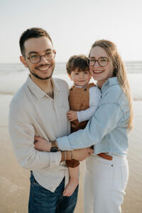 Portraits lumineux et chaleureux d’une famille à la plage à Vannes