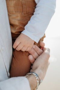 Photos de famille sans poses figées à Plouharnel, dans le Morbihan