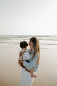Instant de tendresse capté à la plage de Plouharnel par une photographe à Vannes