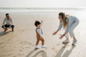 Enfant courant dans l’eau lors d’une séance famille à Vannes