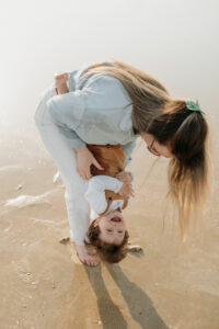 Enfant assis sur le sable en bord de mer lors d’une séance famille dans le Morbihan