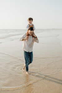 Famille photographiée en mouvement dans l’eau, ambiance lifestyle à Vannes