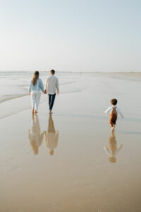 Enfant et parents dans l’eau, moment authentique à Plouharnel