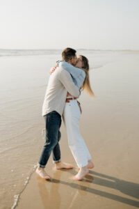Photo de famille dans la lumière chaude d’un soir breton