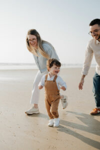 Câlins et rires en famille sur la plage de la Guérite à Plouharnel