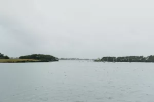 Séance photo famille avec bébé sur une plage du Morbihan près de Vannes