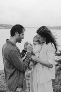 Parents avec leur bébé lors d’une séance photo famille dans le Morbihan