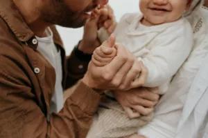 Séance photo famille sur la plage des 7 îles dans le Morbihan