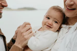 Photographe famille réalisant une séance photo sur une plage du Morbihan