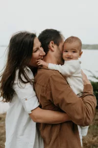 Famille avec bébé sur une plage près de Vannes dans le Morbihan