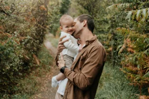 Famille avec bébé au bord de la mer lors d’une séance photo dans le Morbihan