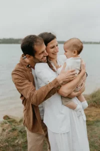 Séance photo famille avec un bébé dans ses premiers mois