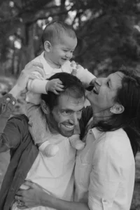 Famille avec bébé sur une plage du Morbihan par temps venteux