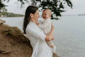 Parents et bébé lors d’une séance photo famille en extérieur