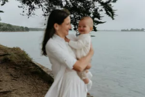 Séance photo famille avec un couple et leur bébé