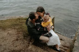 Couple photographié après leur mariage lors d’une séance famille à Vannes