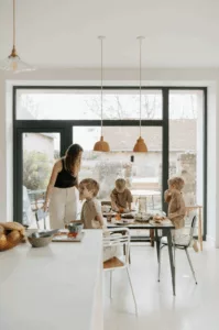 seance-famille-vannes-a-la-maison-enfants-morbihan-mere-fils