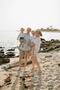 seance en famille sur la plage dans le morbihan, locmariaquer pres de vannes