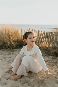 seance photo les pieds dans le sable en famille maman enceinte dans le morbihan